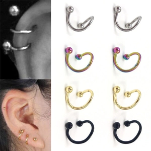 Detailweergave van spiraalvormige roestvrijstalen oorpiercings in zilver, goud, zwart en regenboog