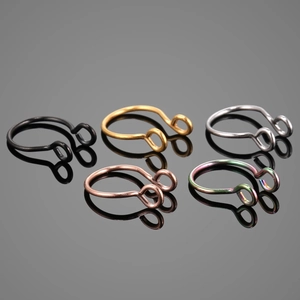 Set van vijf niet-piercing U-vormige neusringen in diverse metallic kleuren op donkere basis