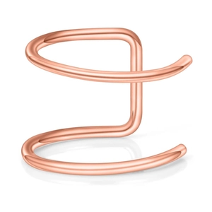 Dettaglio di anello per labbra a doppia spirale oro rosa con finitura metallica lucida