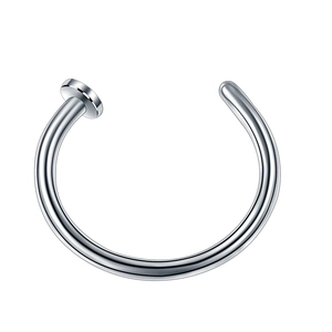 Detailopname van een zilveren C-vormige neusring zonder piercing met platte schijf