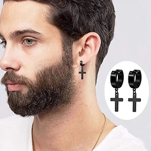 Dettaglio di orecchini a cerchio in acciaio nero opaco con pendente a croce da uomo