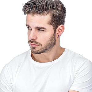 Minimalistischer schwarzer runder Edelstahl-Ohrstecker am Ohrläppchen eines Models