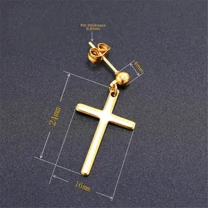 Dettaglio dimensioni ciondolo croce 24x16mm con orecchino bilanciere dorato