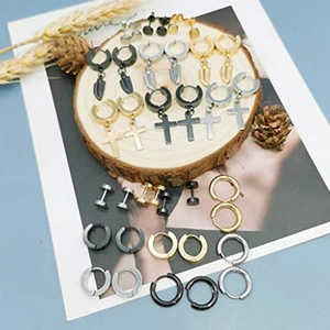 Set di orecchini punk in acciaio inox con pendenti a croce e piuma in tre varianti colore