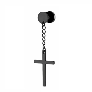 Detail van een zwarte roestvrijstalen oorbel met hangend kruis en ketting