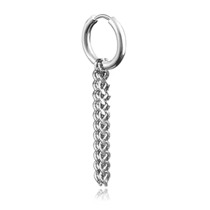 Boucle d'oreille en acier inoxydable argenté avec triple pompon chaîne sur fond blanc