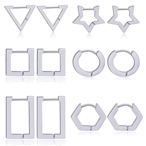Détail d'un lot de boucles d'oreilles géométriques en acier titane aux formes variées