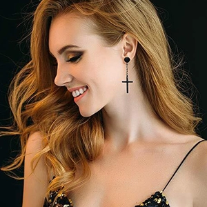 Orecchino a croce nera gotica con catena lunga su modella in studio professionale