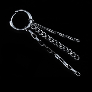 Boucle d'oreille homme en acier inoxydable avec chaînes punk sur fond noir