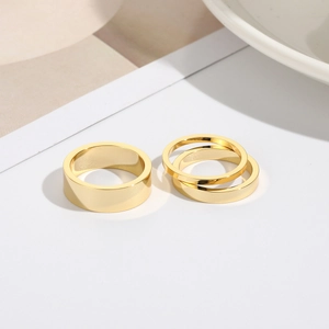 Nahaufnahme von 18K vergoldetem Edelstahl-Ring-Set mit breiten und dünnen Bändern