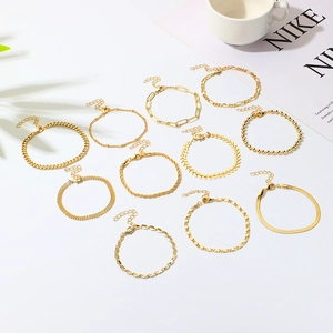 10er-Set minimalistische goldene Gliederketten mit Panzer- und Schlangenkette auf weißem Grund