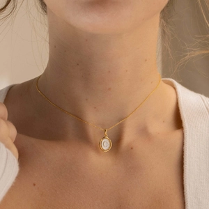Collier doré avec pendentif ovale lettre C sur mannequin, bijou élégant pour femme