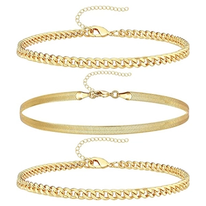 Detail van de 3-delige gouden armbandset met cubaanse schakels en slangenketting stijl