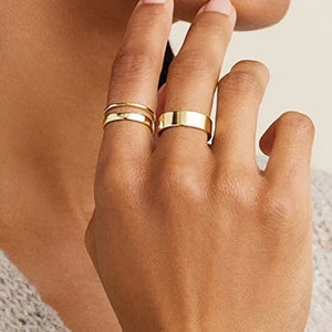 Poliertes Ring-Set aus 18K vergoldetem Edelstahl mit feinen Doppelringen und breitem Band