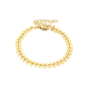 Detailansicht der goldenen Chevron-Kettenglieder mit poliertem Finish und Karabiner