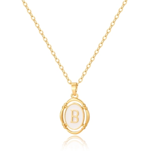 Détail d'un pendentif ovale doré avec émail blanc et lettre B sur chaîne fine