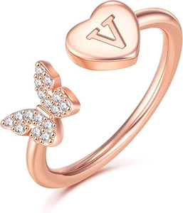 Dettaglio macro dell'anello a farfalla in oro rosa con cuore inciso con lettera V