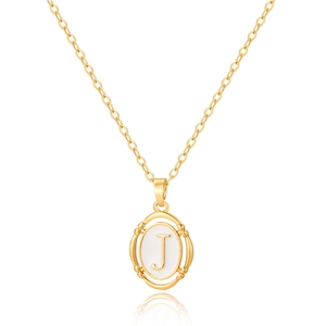 Vue macro détaillée du pendentif ovale en or avec lettre J et incrustation en émail blanc