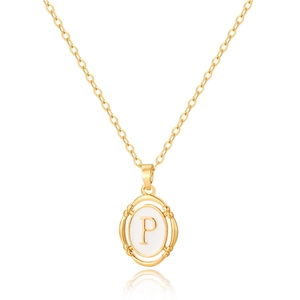 Gros plan du collier en or avec pendentif ovale lettre P sur fond blanc pur