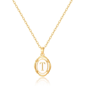 Gros plan d'un pendentif ovale doré avec insert blanc et détail de la lettre T majuscule