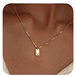 Detail einer 14 Karat vergoldeten quadratischen Kette mit graviertem Buchstaben Q auf Boxkette