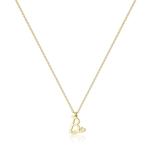 Dettaglio della collana con ciondolo lettera B dorata e un piccolo cuore traforato fine