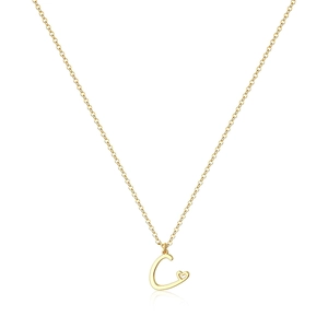 Dettaglio della collana a catena dorata con ciondolo lettera C e piccolo cuore