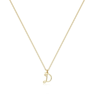 Dettaglio della collana con ciondolo lettera D dorata e piccolo cuore su bianco