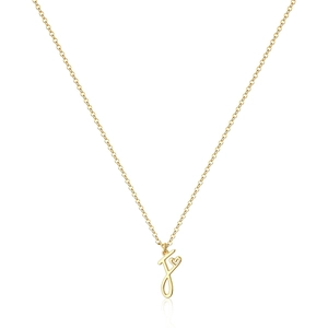 Dettaglio macro della collana a catena O dorata con ciondolo a lettera cuore e infinito
