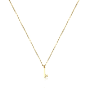 Dettaglio della collana con pendente a cuore dorato minimalista e catena a maglie sottili