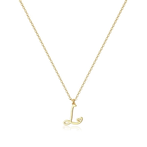 Dettaglio della collana dorata con lettera L, piccolo cuore e catena a maglia fine o-link