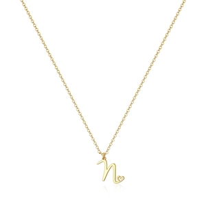 Dettaglio di una collana con ciondolo segno zodiacale Capricorno dorato e design a cuore