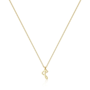 Dettaglio della collana dorata con ciondolo a cuore artistico e finitura lucida a specchio