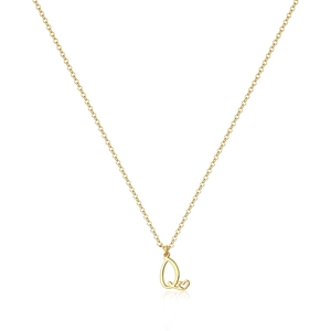 Dettaglio della collana dorata con ciondolo lettera Q e piccolo cuore su catena sottile