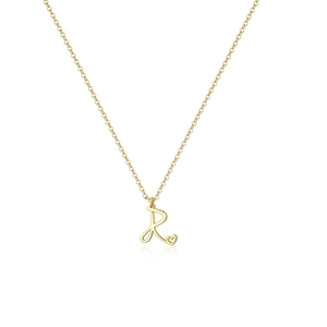 Collana dorata con lettera R e pendente a cuore su catenina a maglie fini
