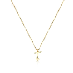 Dettaglio della collana con ciondolo a lettera T dorata con accento a cuore su catena