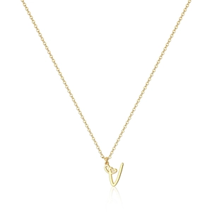 Dettaglio della collana dorata con pendente creativo a forma di lettera V e cuore