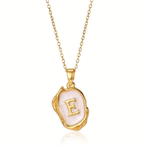 Detailopname van gouden letter E-hanger met wit emaille op een fijne ronde schakelketting