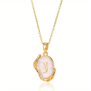 Retro gouden ketting met letter J hanger met parelwitte inleg en lava-stijl metalen frame