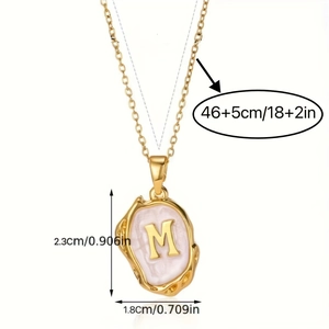 Gedetailleerde maatspecificaties voor gouden M-ketting met afmetingen 2,3 cm x 1,8 cm