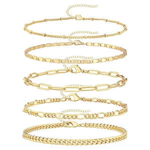 Vijfdelige set gouden metalen armbanden met paperclip schakels en cubaanse schakelkettingen