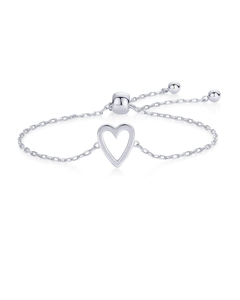 Dettaglio di un bracciale a cuore regolabile con chiusura a scorrimento e catena lucida