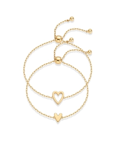 Dettaglio del set di braccialetti a cuore dorati con chiusura a scorrimento regolabile