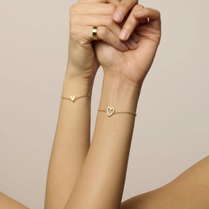 Set di bracciali minimalisti in oro 18 carati con ciondoli a cuore e catena a maglie