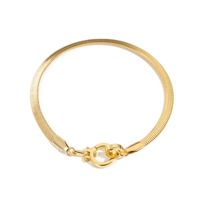 Detalle de una pulsera de cadena de serpiente dorada con cierre de palanca OT circular