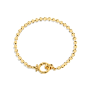 Detalle de una pulsera de eslabones tipo clip dorada con cierre de anillo circular