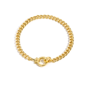 Vista macro de la pulsera de cadena cubana dorada pulida con cierre de anillo único
