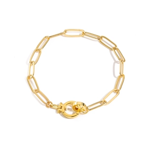 Detalle de pulsera de cadena de clip dorada con cierre de aro grueso en fondo blanco