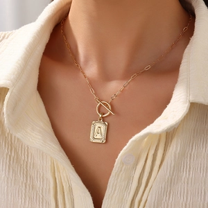 Gouden ketting met vierkante hanger letter A, paperclipketting en OT-knevelsluiting