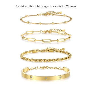 Detail van 4-delige gouden armbandset met paperclipketting, touwketting en stervormige bangle